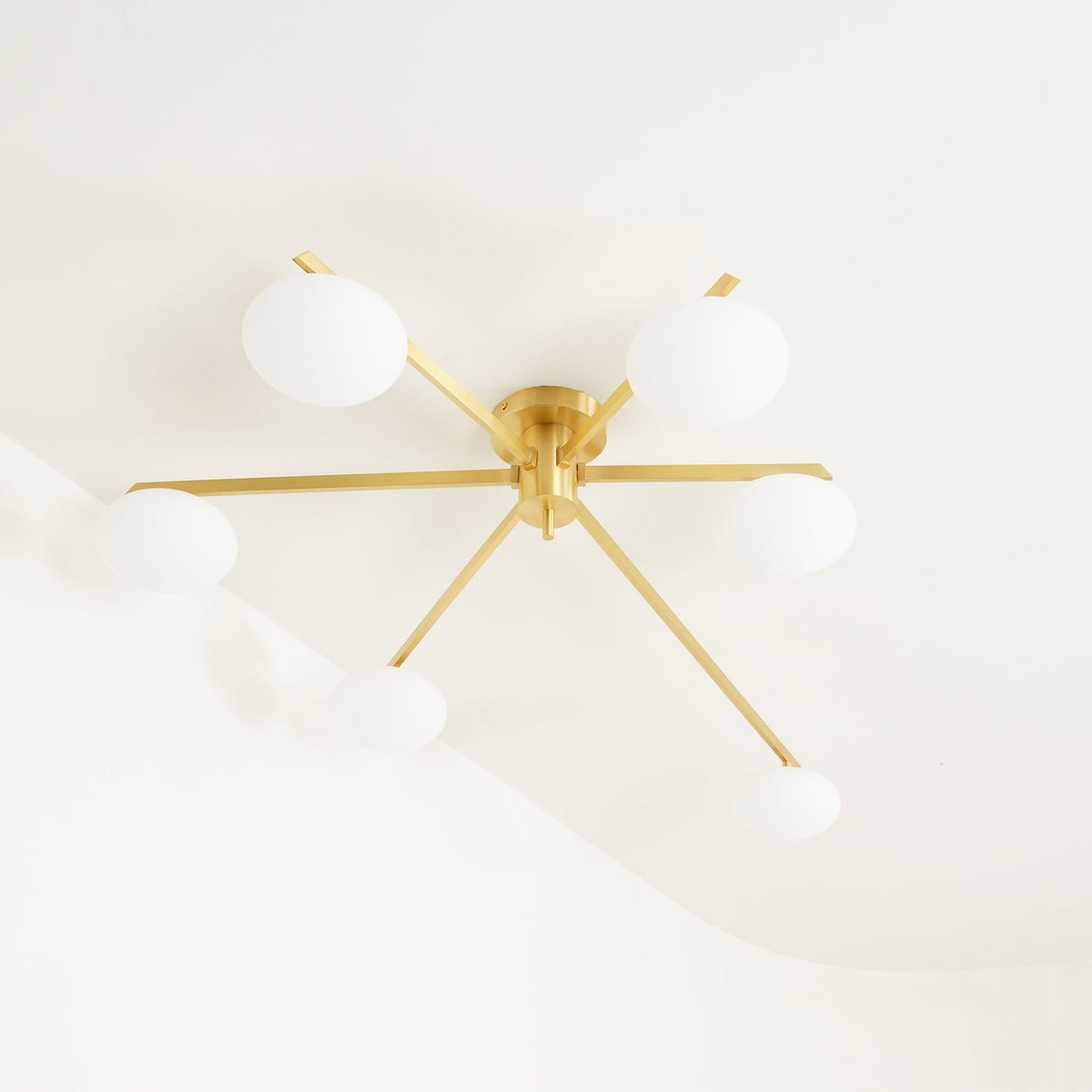 Lámpara de techo semiempotrada ajustable con brazos múltiples y globos esmerilados para comedor, cocina o sala de estar | Estructura en negro o latón, casquillo G9 | Thomler