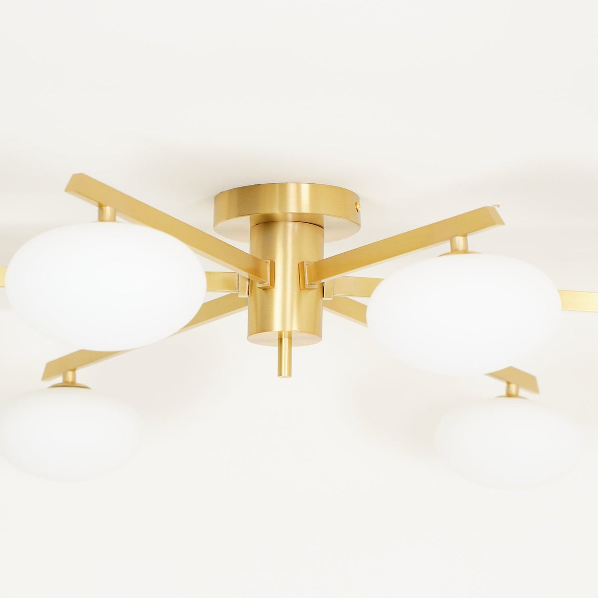 Lámpara de techo semiempotrada ajustable con brazos múltiples y globos esmerilados para comedor, cocina o sala de estar | Estructura en negro o latón, casquillo G9 | Thomler