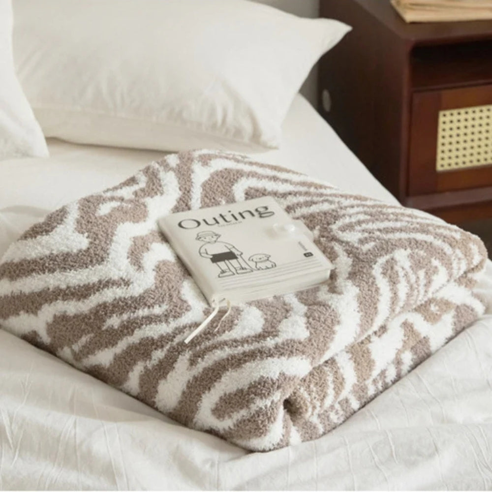 Black & White Animal Print Microfiber Throw Blanket – Plush Velvet Accent for Couch or Bed