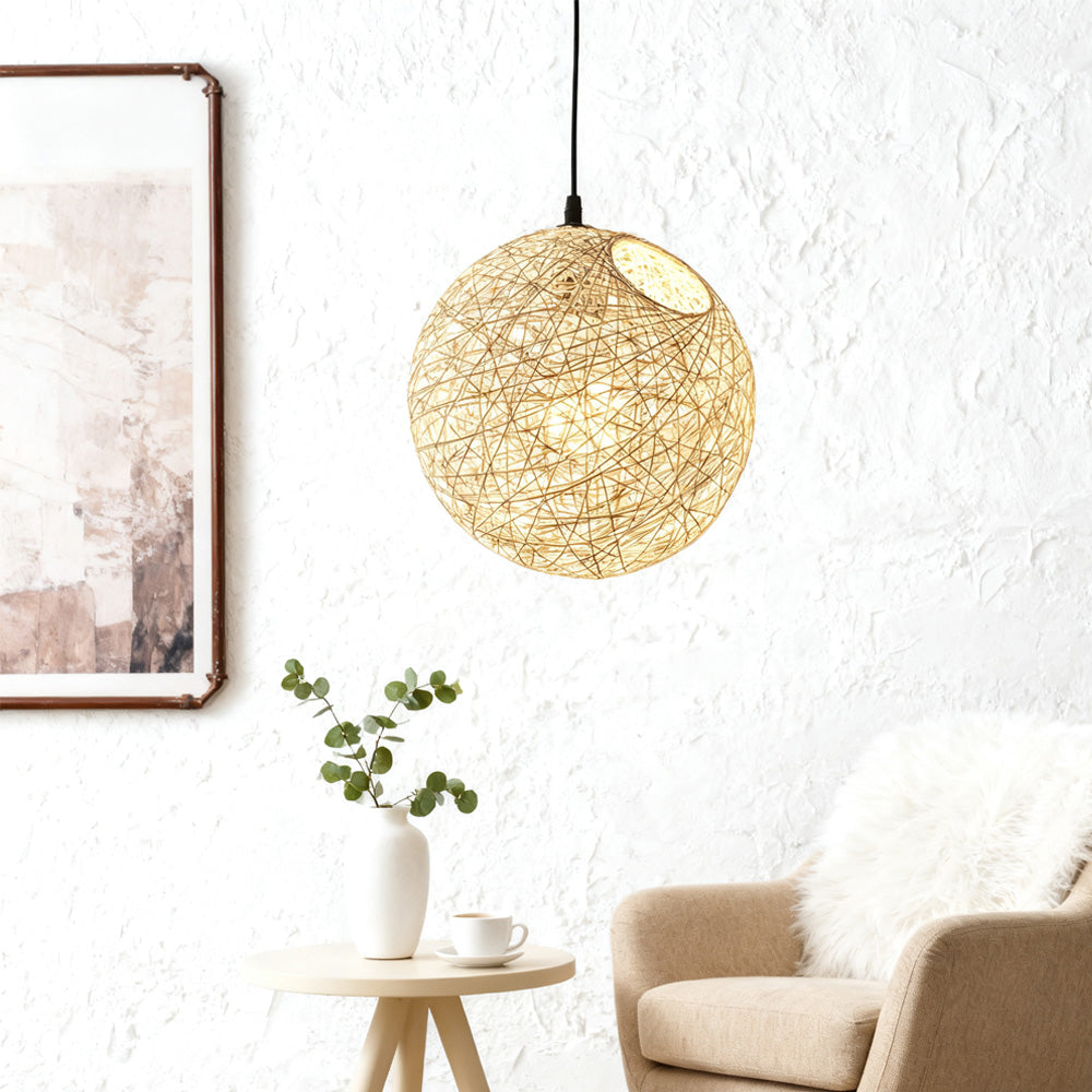 Geweven Bolvormige Plafondlamp voor Eet- en Woonkamers – Handgemaakte Hanglamp van Natuurlijke Vezels met Warme, Gefilterde Gloed