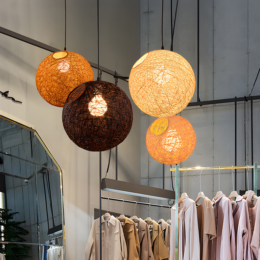 Geweven Bolvormige Plafondlamp voor Eet- en Woonkamers – Handgemaakte Hanglamp van Natuurlijke Vezels met Warme, Gefilterde Gloed