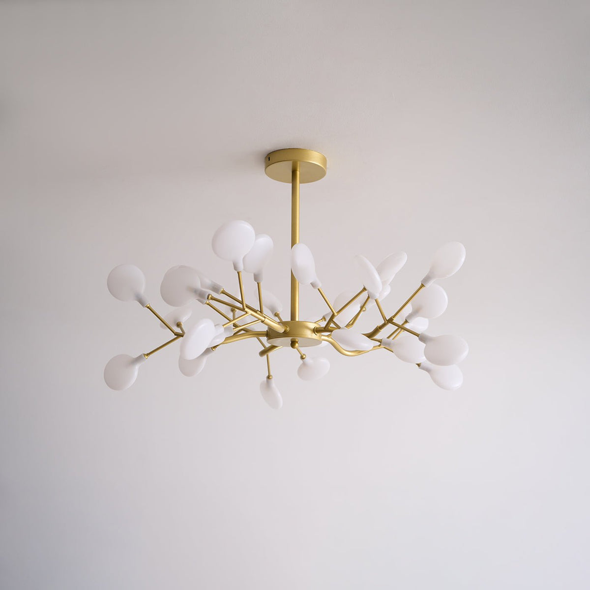 Lámpara de araña de ramas acrílicas con luces LED ajustables para comedor y entrada - de 30 a 63 ramas de luz - Regulable, acabado en metal dorado o negro