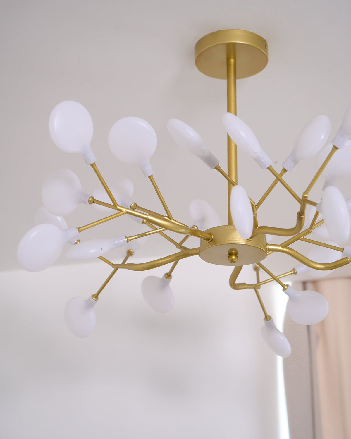 Lámpara de araña de ramas acrílicas con luces LED ajustables para comedor y entrada - de 30 a 63 ramas de luz - Regulable, acabado en metal dorado o negro