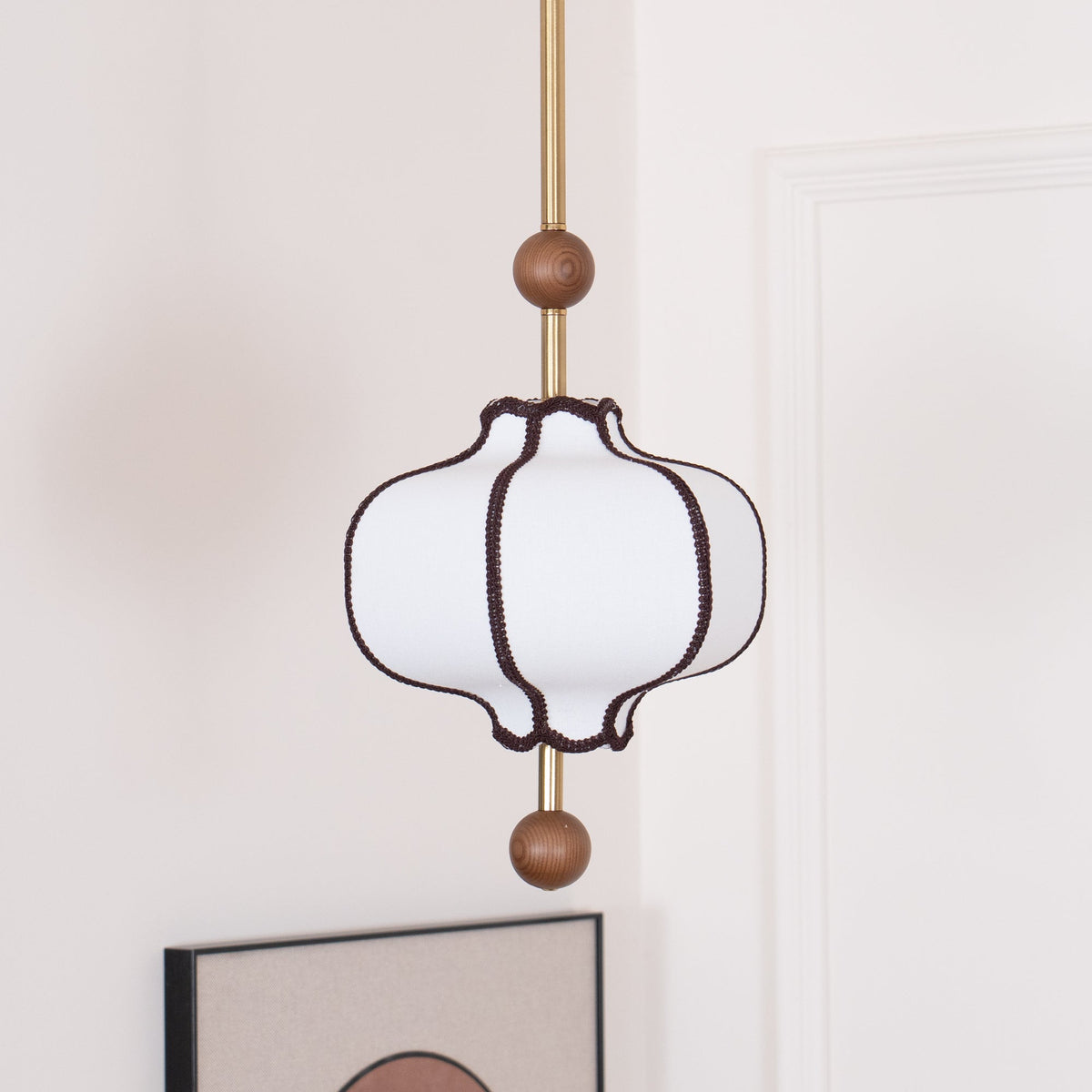 Hangende plafondlantaarn met meerdere lampen van hout en stof voor eetkamer, woonkamer & hal | Klassieke kroonluchter met trommelkap en verstelbare hoogte | Thomler