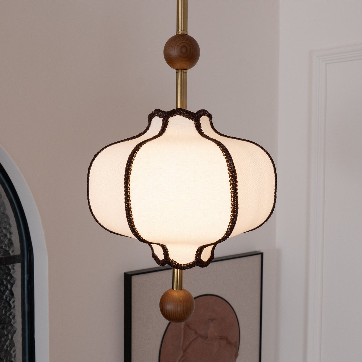 Hangende plafondlantaarn met meerdere lampen van hout en stof voor eetkamer, woonkamer & hal | Klassieke kroonluchter met trommelkap en verstelbare hoogte | Thomler