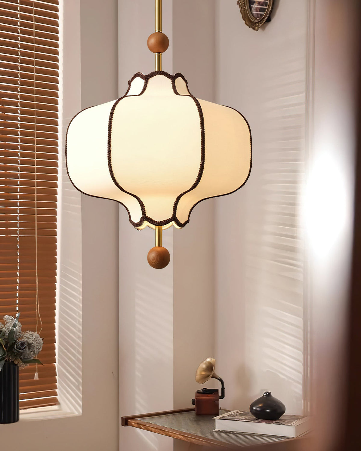 Hangende plafondlantaarn met meerdere lampen van hout en stof voor eetkamer, woonkamer & hal | Klassieke kroonluchter met trommelkap en verstelbare hoogte | Thomler
