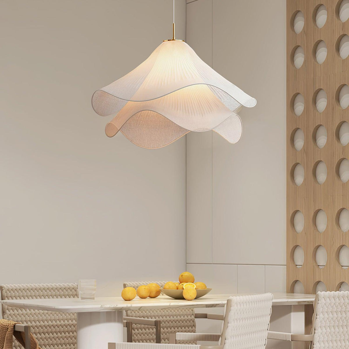 Lámpara colgante de pétalos de flores en capas, blanca y dorada, 24 pulgadas de diámetro, altura ajustable para comedor, cocina, dormitorio, sobre la mesa o isla | Thomler