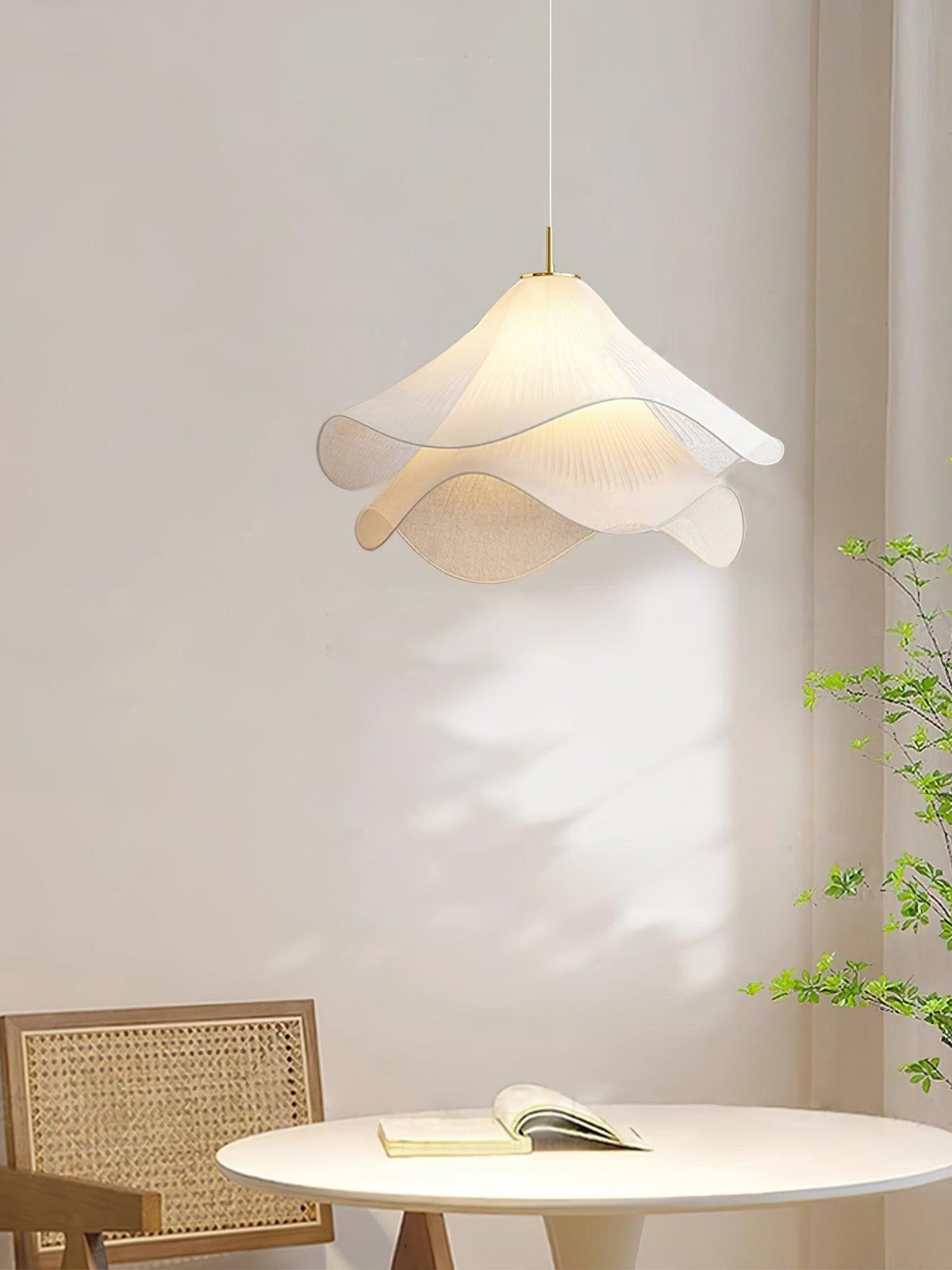 Lámpara colgante de pétalos de flores en capas, blanca y dorada, 24 pulgadas de diámetro, altura ajustable para comedor, cocina, dormitorio, sobre la mesa o isla | Thomler