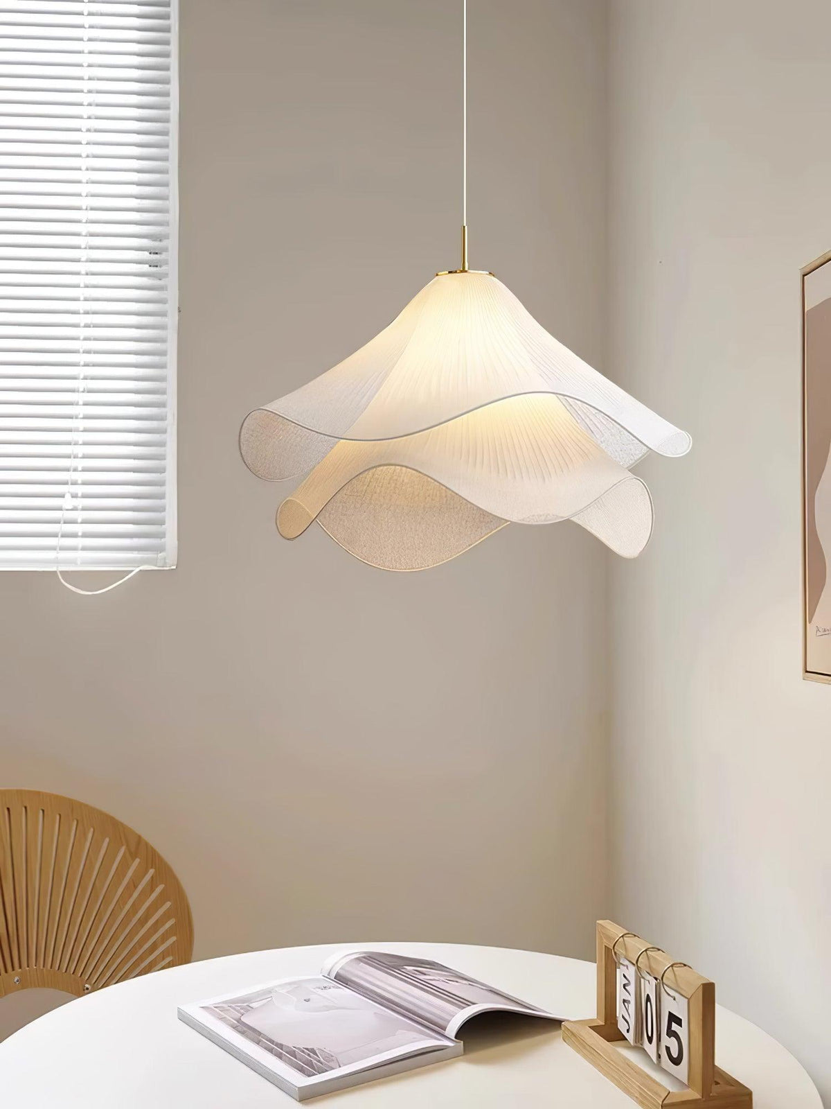 Lámpara colgante de pétalos de flores en capas, blanca y dorada, 24 pulgadas de diámetro, altura ajustable para comedor, cocina, dormitorio, sobre la mesa o isla | Thomler
