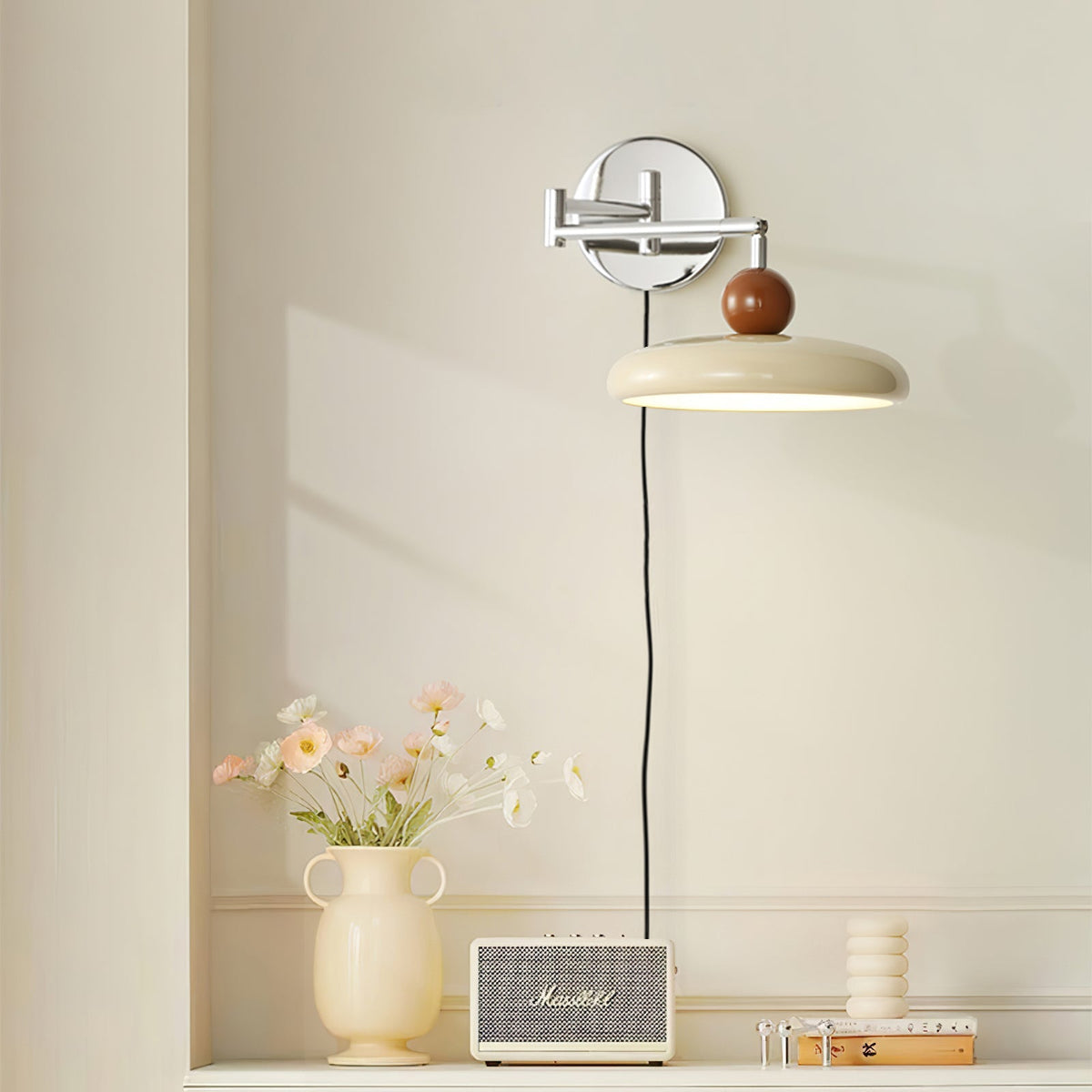 Aplique compacto enchufable con temperatura LED ajustable y detalles cromados para dormitorio, sala de estar, pasillo y rincón de lectura | Iluminación interior moderna | Thomler