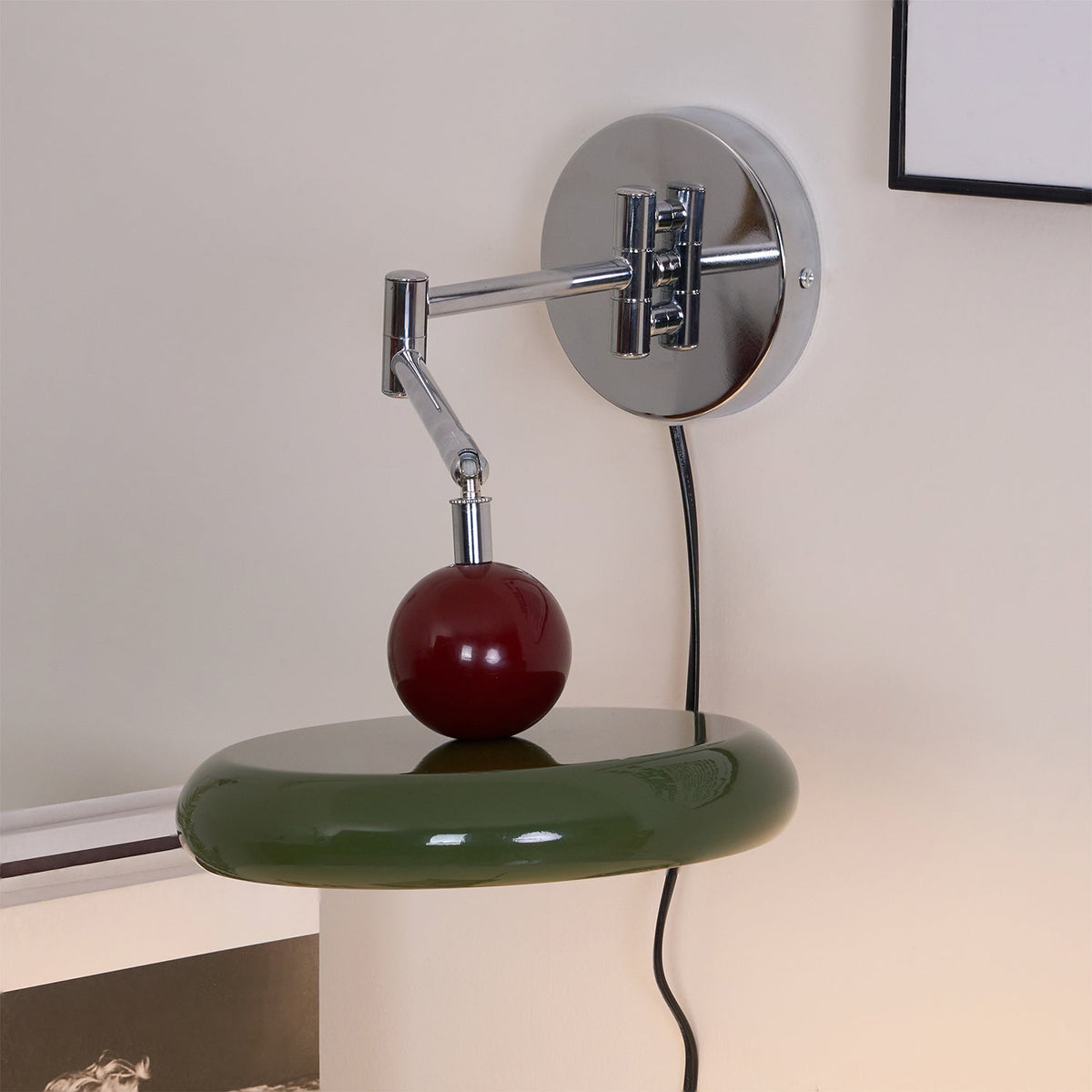 Aplique compacto enchufable con temperatura LED ajustable y detalles cromados para dormitorio, sala de estar, pasillo y rincón de lectura | Iluminación interior moderna | Thomler