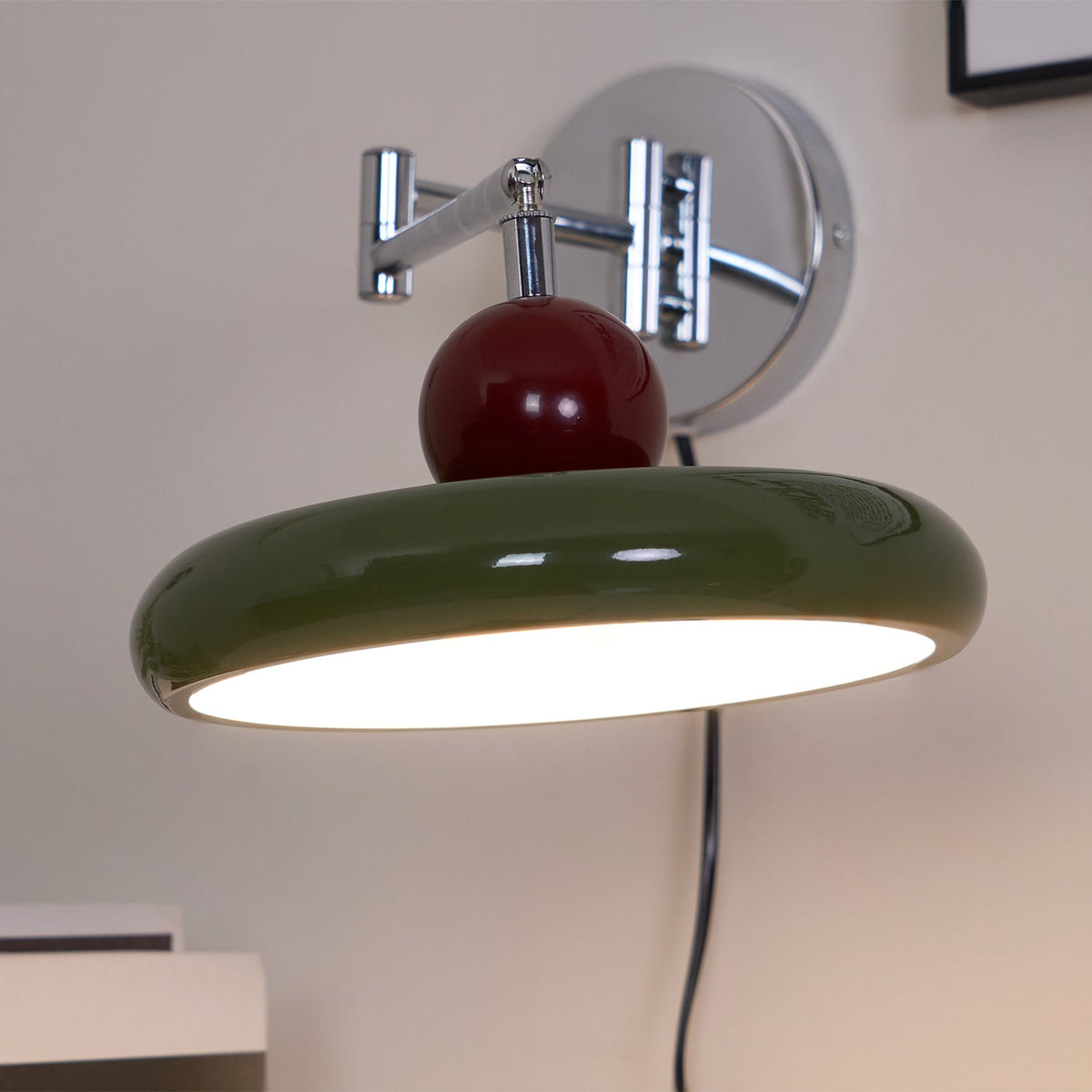 Aplique compacto enchufable con temperatura LED ajustable y detalles cromados para dormitorio, sala de estar, pasillo y rincón de lectura | Iluminación interior moderna | Thomler