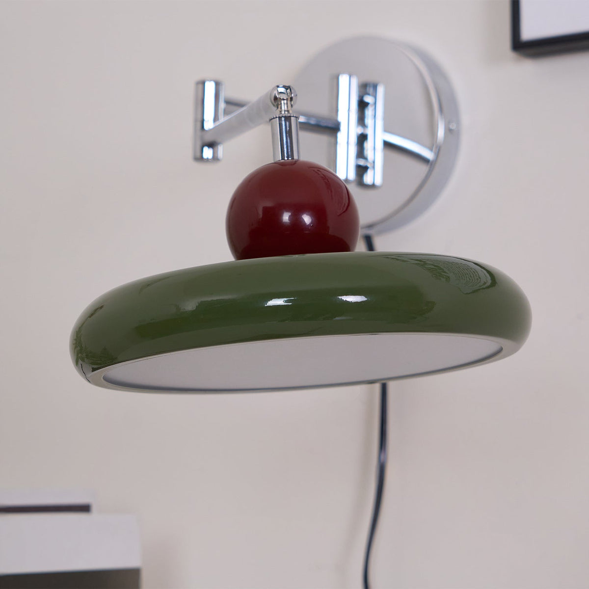 Aplique compacto enchufable con temperatura LED ajustable y detalles cromados para dormitorio, sala de estar, pasillo y rincón de lectura | Iluminación interior moderna | Thomler