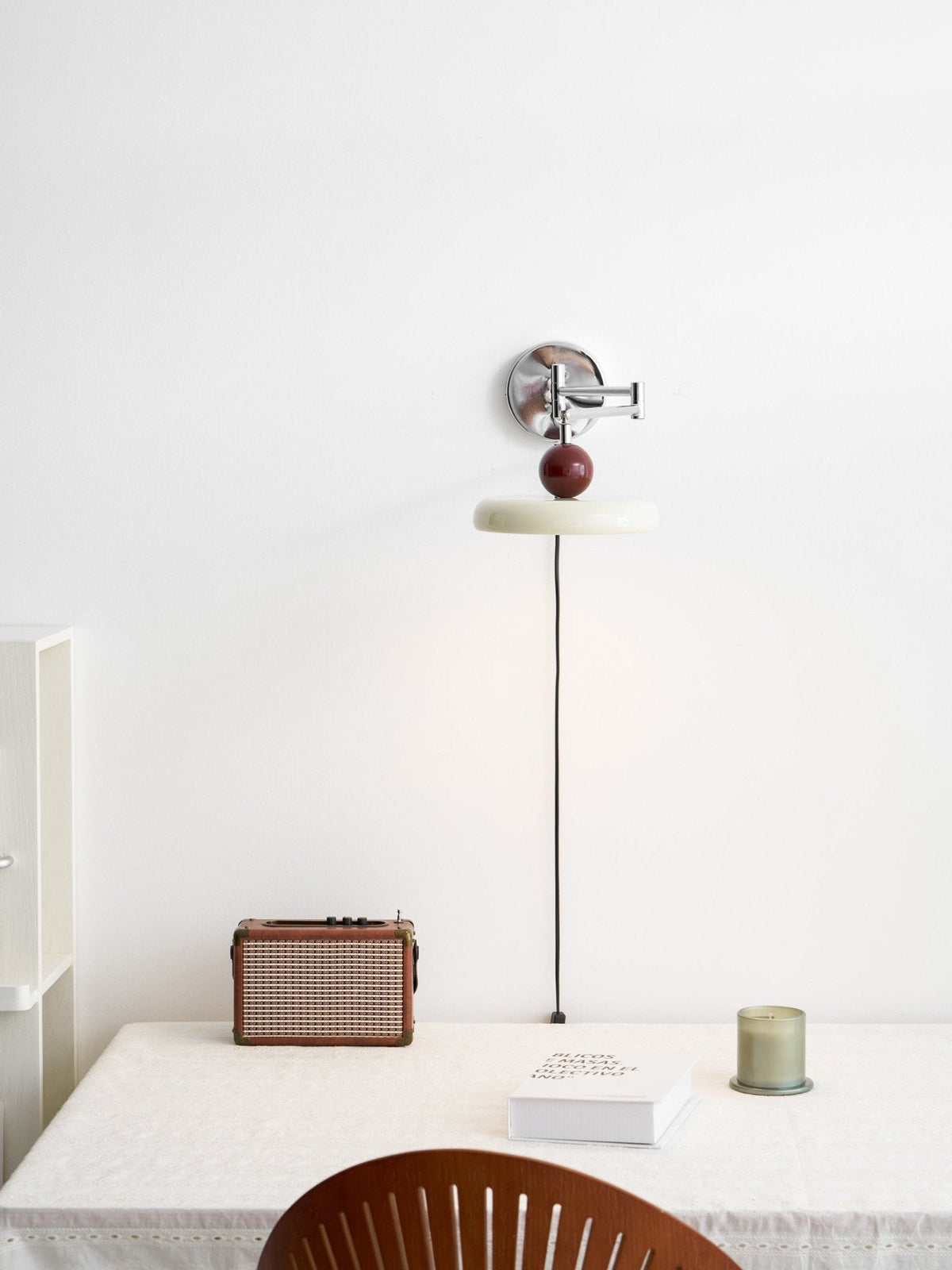 Aplique compacto enchufable con temperatura LED ajustable y detalles cromados para dormitorio, sala de estar, pasillo y rincón de lectura | Iluminación interior moderna | Thomler