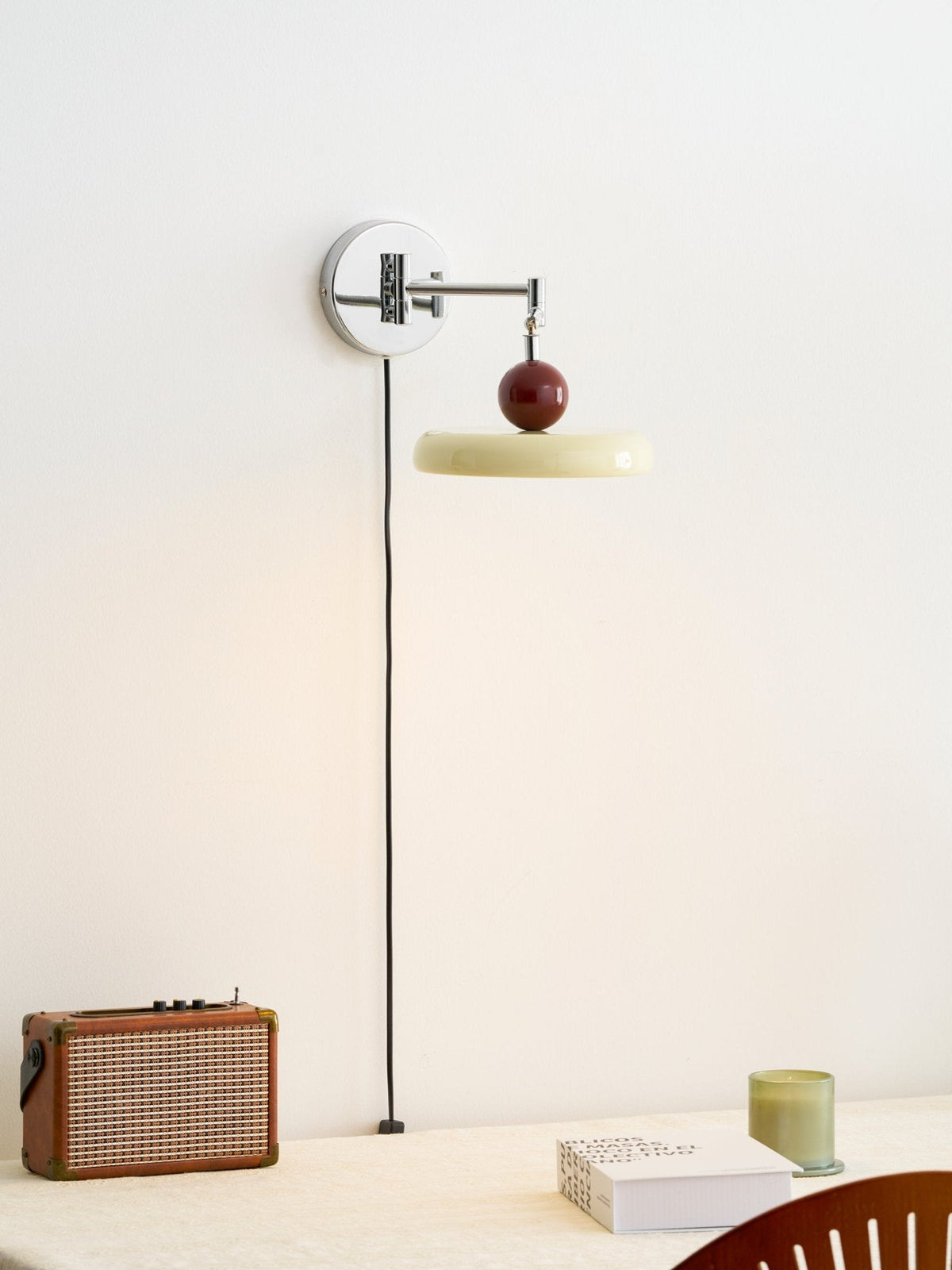 Aplique compacto enchufable con temperatura LED ajustable y detalles cromados para dormitorio, sala de estar, pasillo y rincón de lectura | Iluminación interior moderna | Thomler