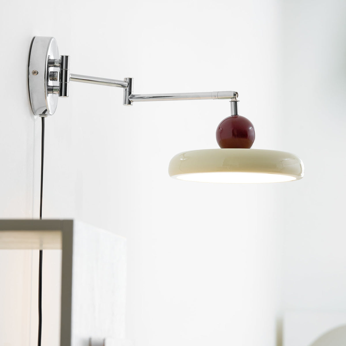 Aplique compacto enchufable con temperatura LED ajustable y detalles cromados para dormitorio, sala de estar, pasillo y rincón de lectura | Iluminación interior moderna | Thomler