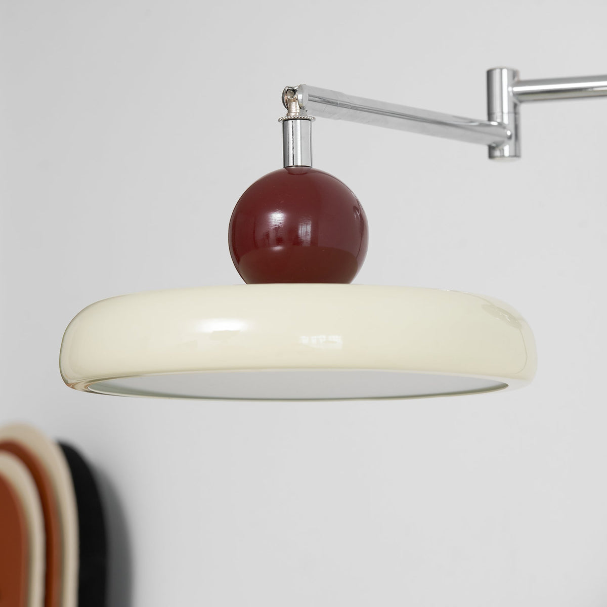 Aplique compacto enchufable con temperatura LED ajustable y detalles cromados para dormitorio, sala de estar, pasillo y rincón de lectura | Iluminación interior moderna | Thomler