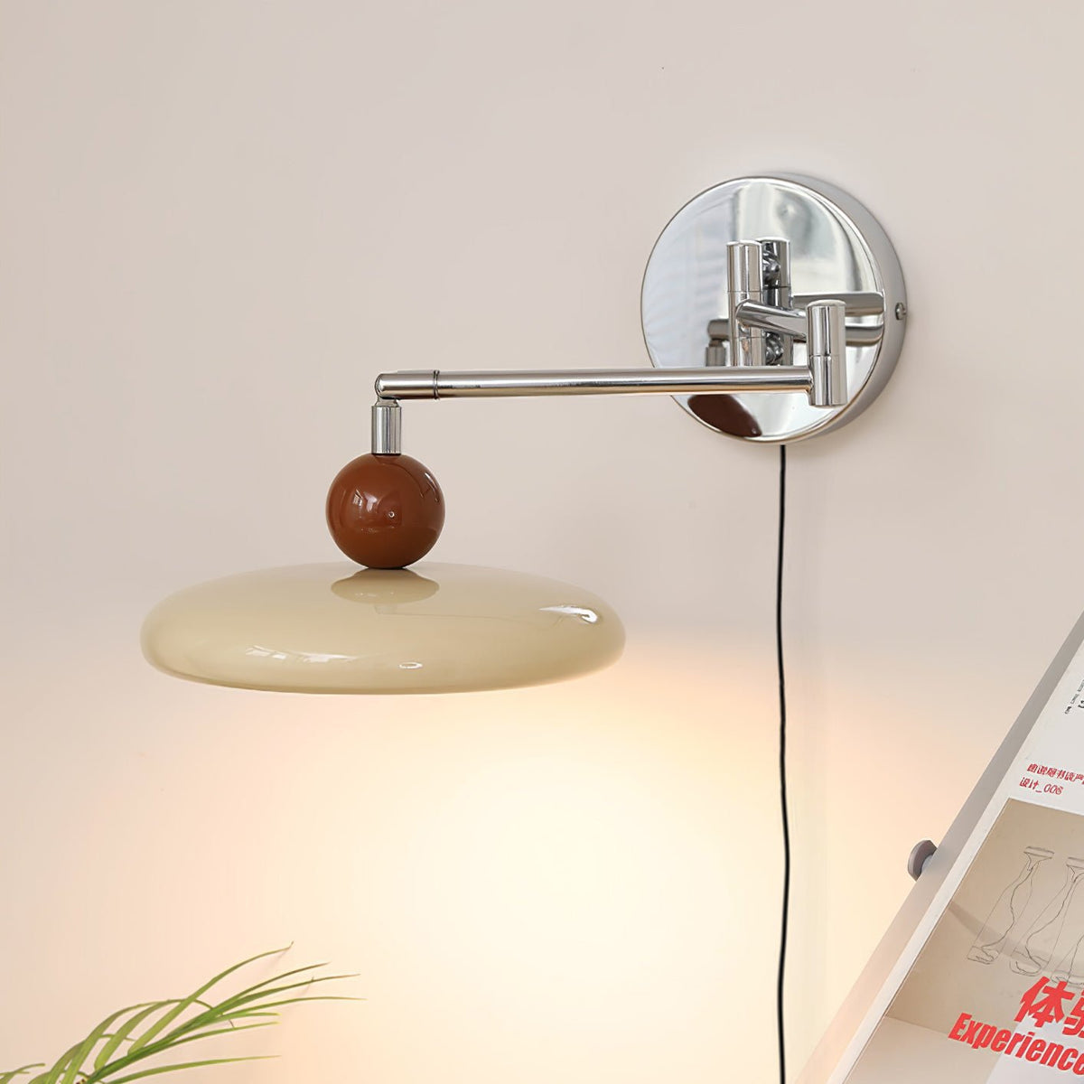 Aplique compacto enchufable con temperatura LED ajustable y detalles cromados para dormitorio, sala de estar, pasillo y rincón de lectura | Iluminación interior moderna | Thomler