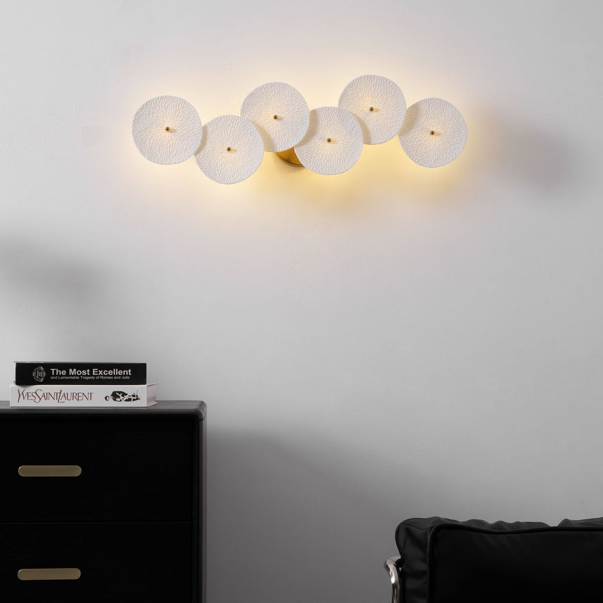 Aplique de pétalo esculpido dorado y blanco, lámpara LED Art Déco para pasillo, sala de estar, meditación, dormitorio, acento, 19.7 pulgadas, montaje en pared, iluminación interior | Thomler