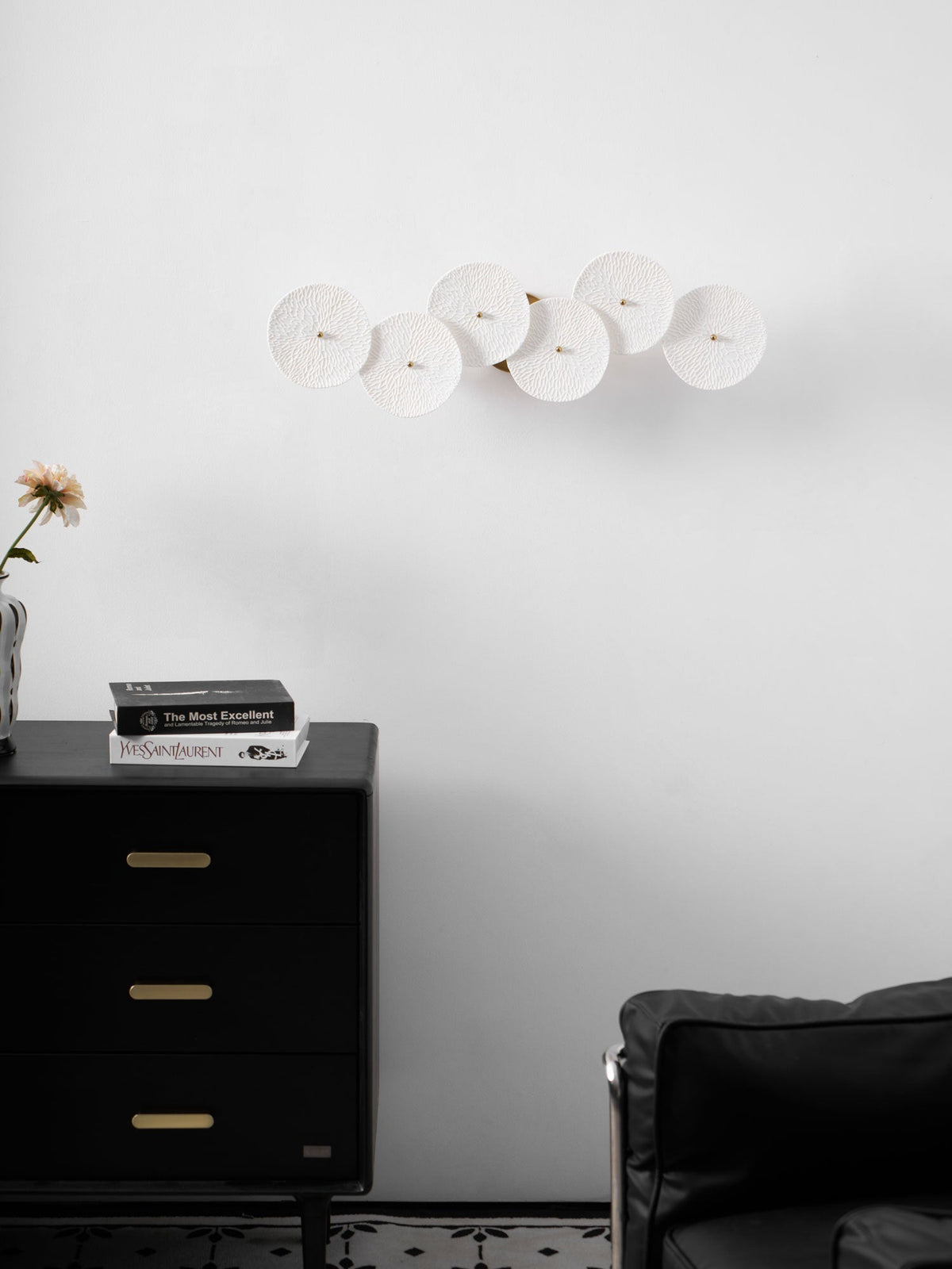Aplique de pétalo esculpido dorado y blanco, lámpara LED Art Déco para pasillo, sala de estar, meditación, dormitorio, acento, 19.7 pulgadas, montaje en pared, iluminación interior | Thomler