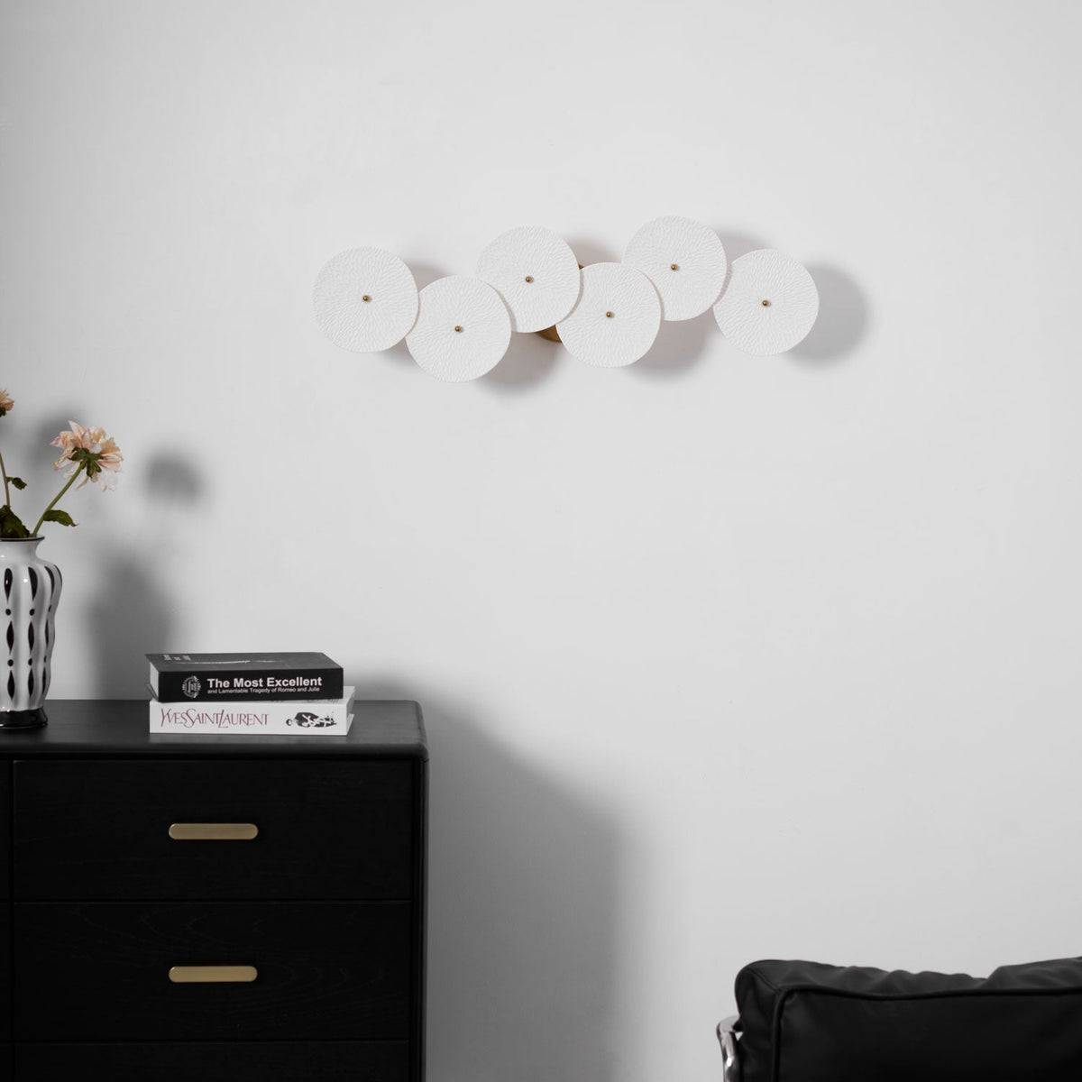 Aplique de pétalo esculpido dorado y blanco, lámpara LED Art Déco para pasillo, sala de estar, meditación, dormitorio, acento, 19.7 pulgadas, montaje en pared, iluminación interior | Thomler