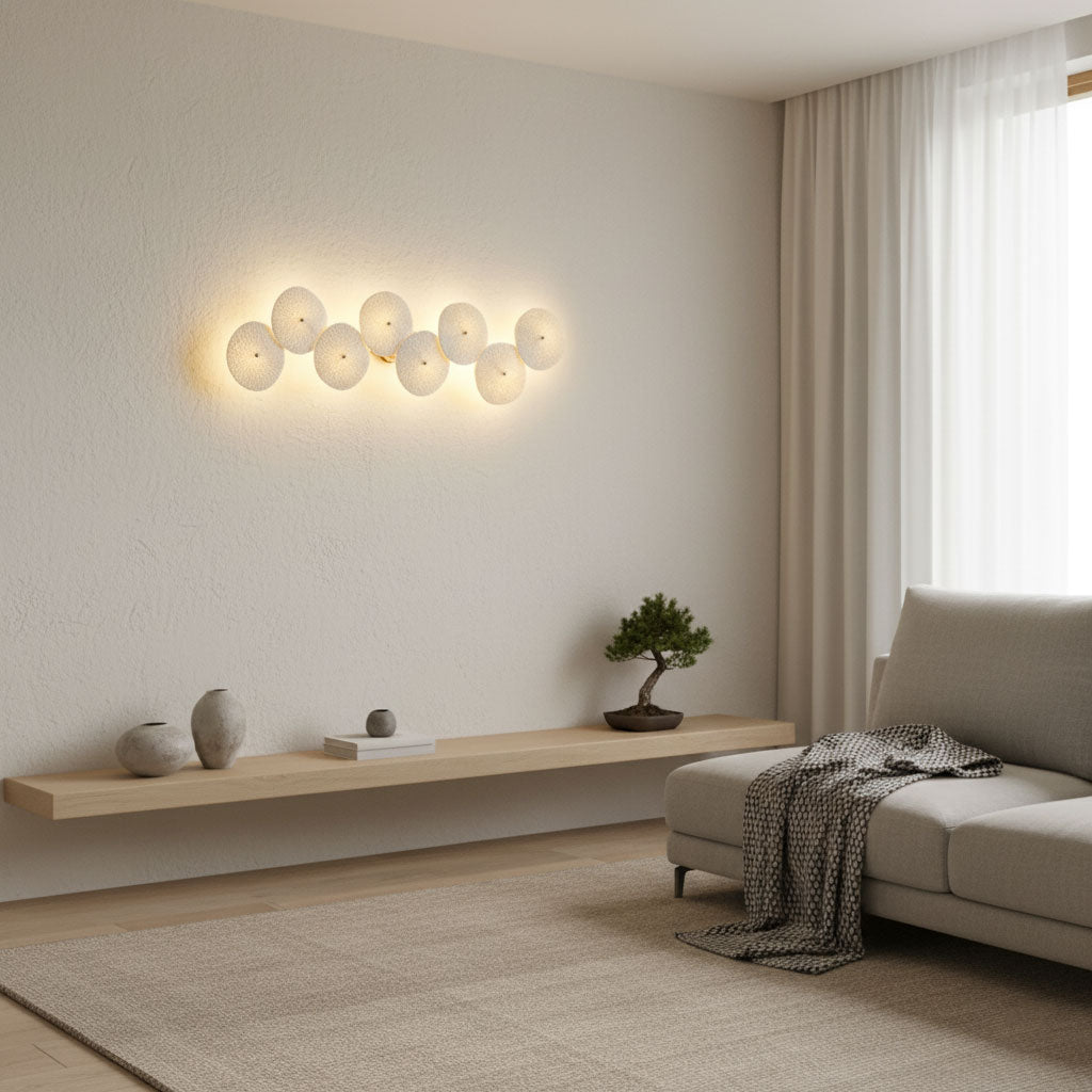 Aplique de pétalo esculpido dorado y blanco, lámpara LED Art Déco para pasillo, sala de estar, meditación, dormitorio, acento, 19.7 pulgadas, montaje en pared, iluminación interior | Thomler