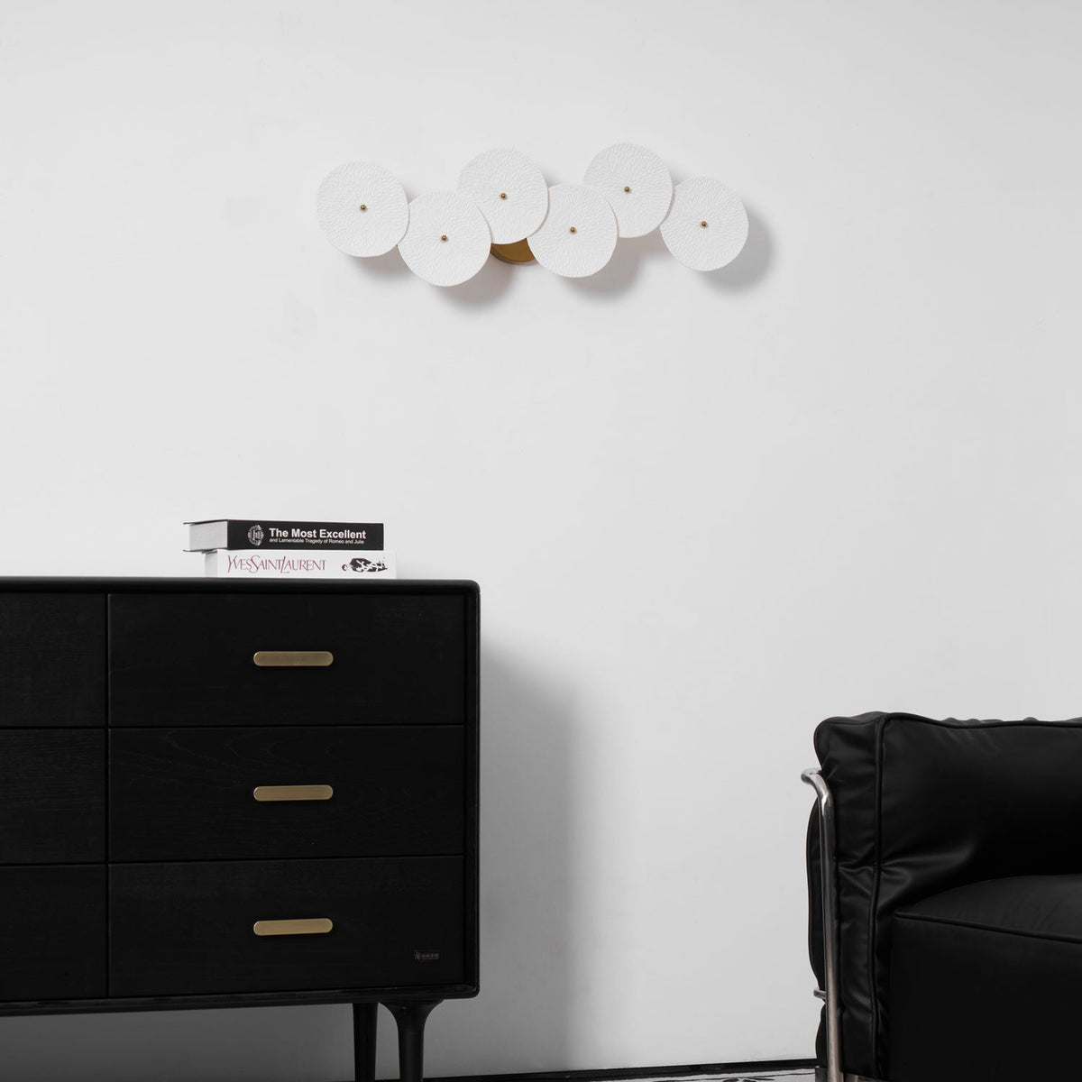 Aplique de pétalo esculpido dorado y blanco, lámpara LED Art Déco para pasillo, sala de estar, meditación, dormitorio, acento, 19.7 pulgadas, montaje en pared, iluminación interior | Thomler