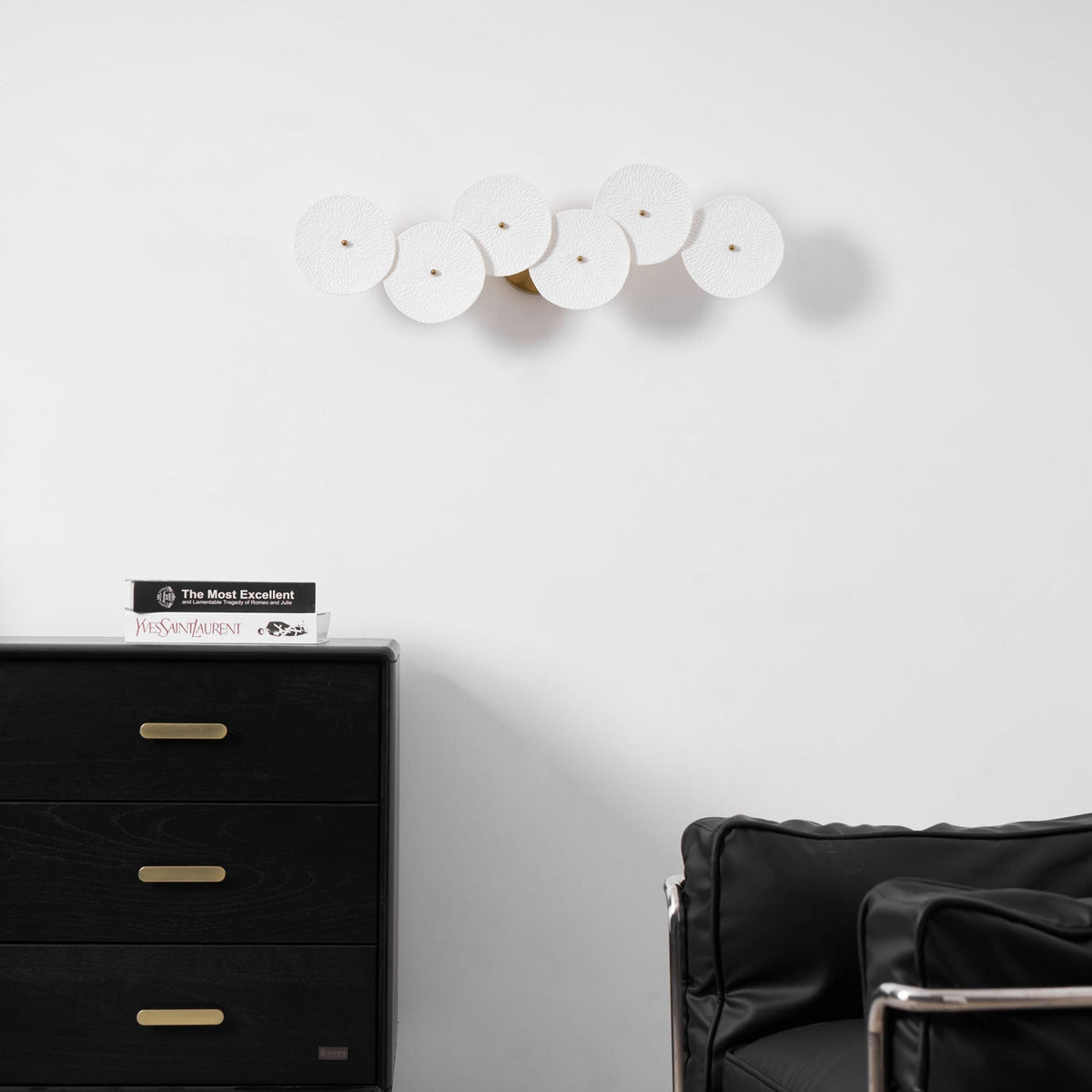 Aplique de pétalo esculpido dorado y blanco, lámpara LED Art Déco para pasillo, sala de estar, meditación, dormitorio, acento, 19.7 pulgadas, montaje en pared, iluminación interior | Thomler