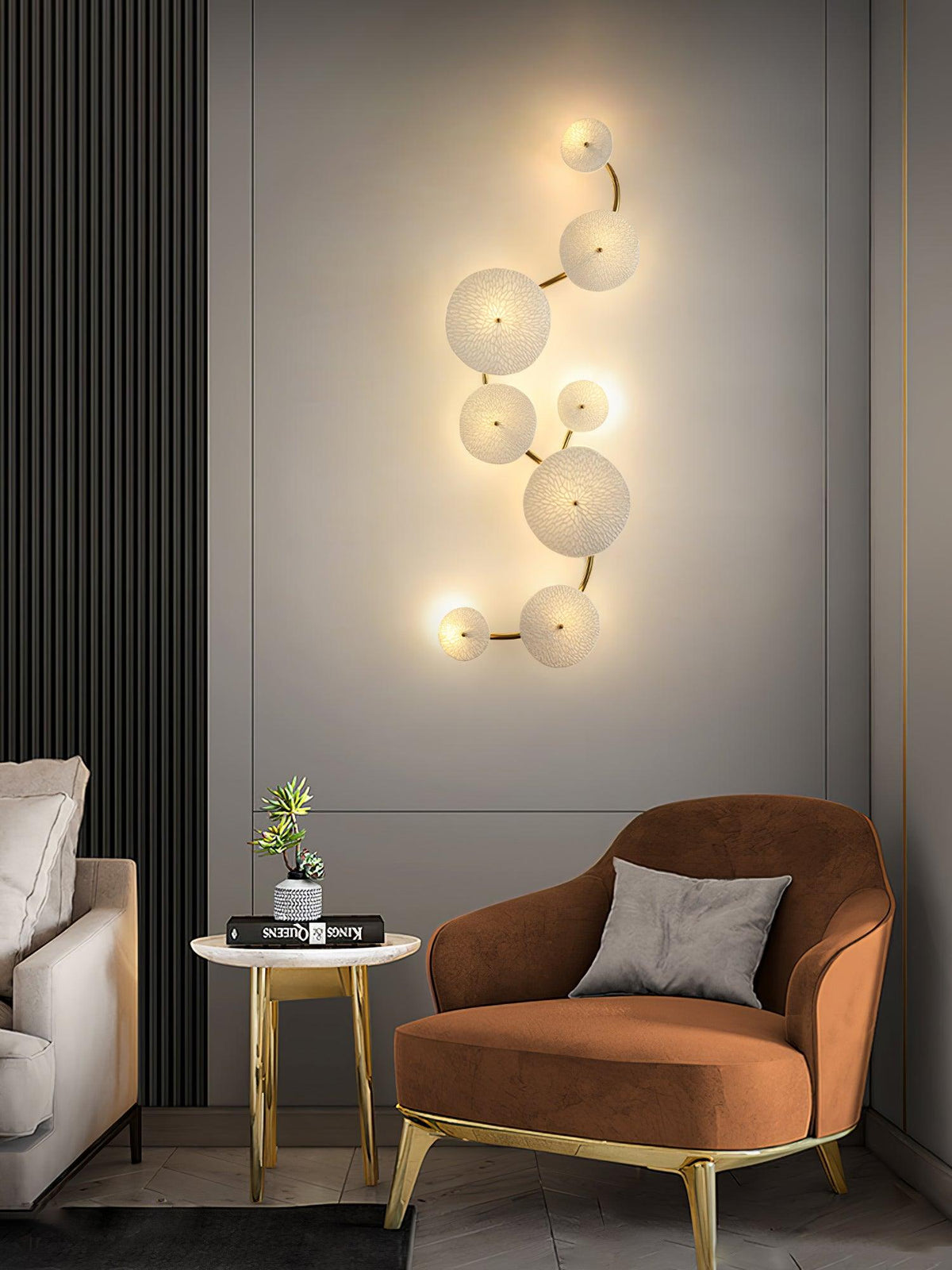 Aplique de pétalo esculpido dorado y blanco, lámpara LED Art Déco para pasillo, sala de estar, meditación, dormitorio, acento, 19.7 pulgadas, montaje en pared, iluminación interior | Thomler