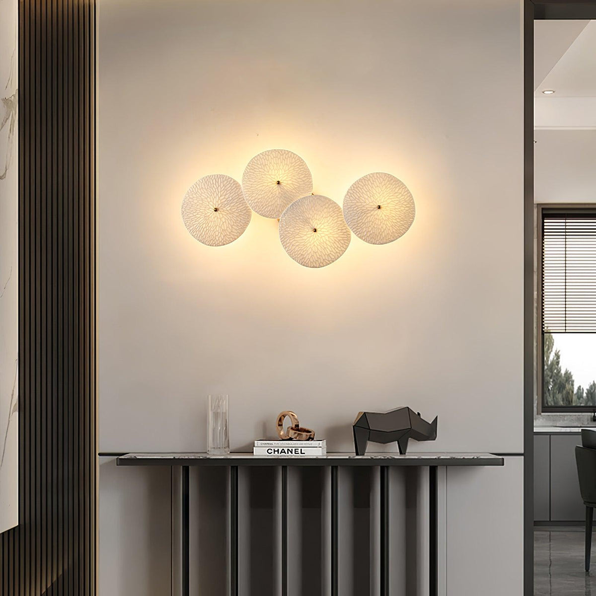 Aplique de pétalo esculpido dorado y blanco, lámpara LED Art Déco para pasillo, sala de estar, meditación, dormitorio, acento, 19.7 pulgadas, montaje en pared, iluminación interior | Thomler