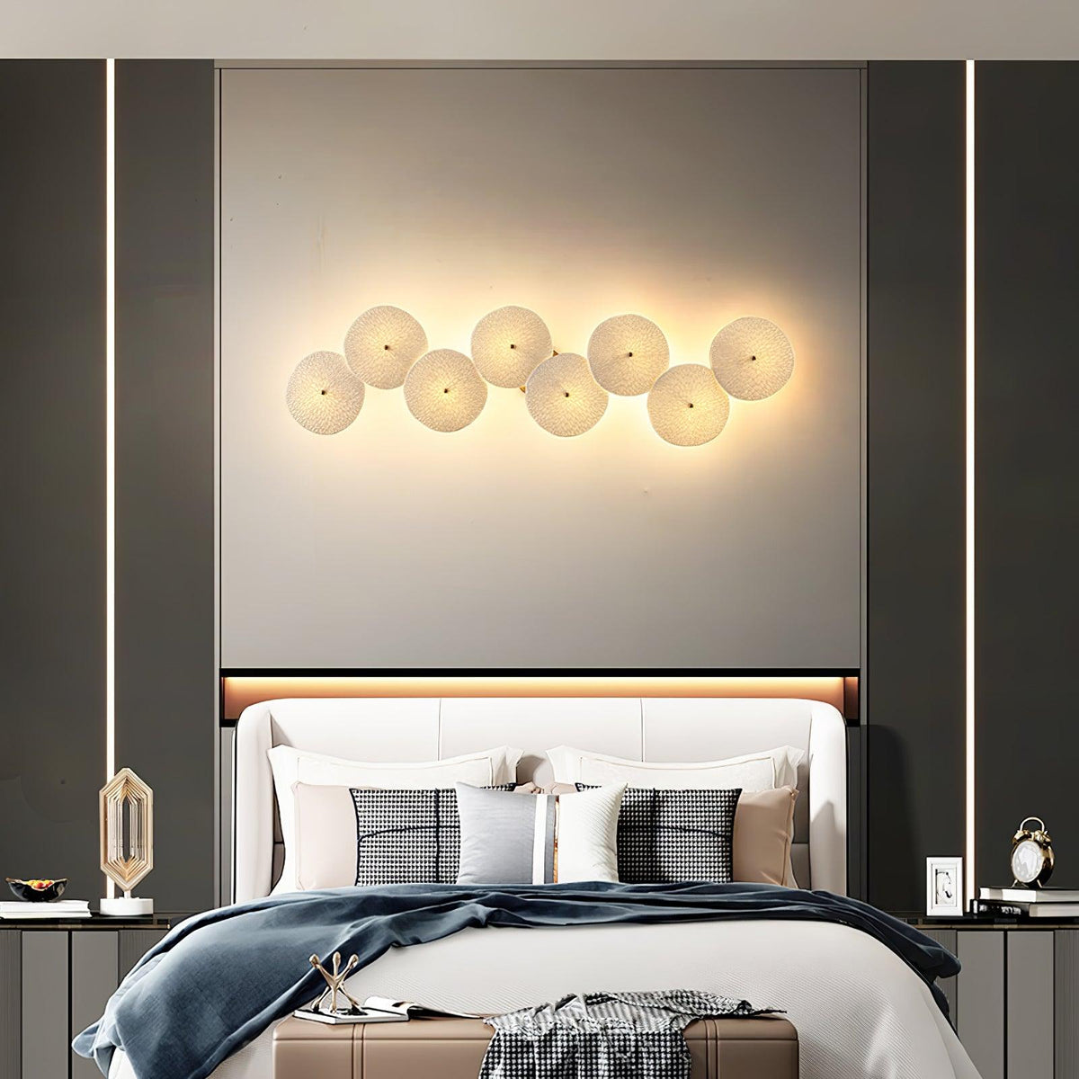 Aplique de pétalo esculpido dorado y blanco, lámpara LED Art Déco para pasillo, sala de estar, meditación, dormitorio, acento, 19.7 pulgadas, montaje en pared, iluminación interior | Thomler