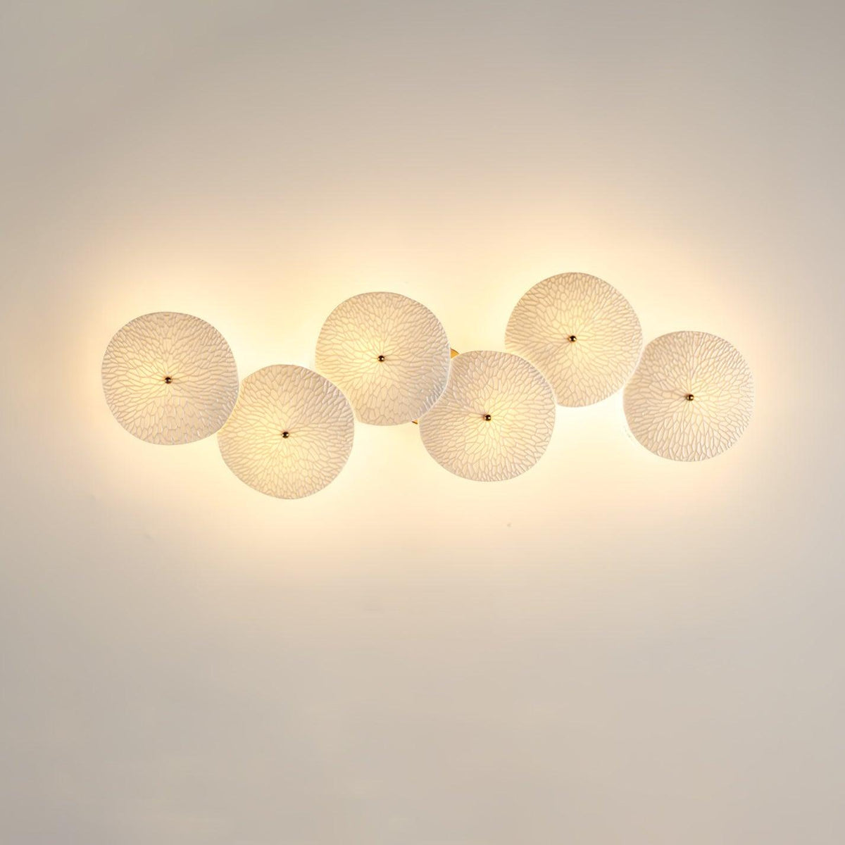 Aplique de pétalo esculpido dorado y blanco, lámpara LED Art Déco para pasillo, sala de estar, meditación, dormitorio, acento, 19.7 pulgadas, montaje en pared, iluminación interior | Thomler