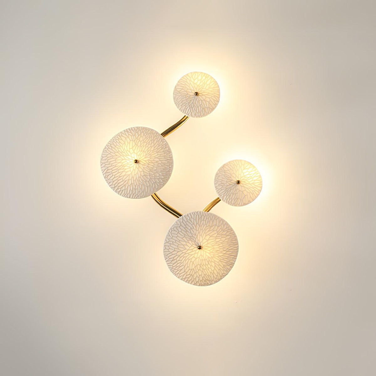 Aplique de pétalo esculpido dorado y blanco, lámpara LED Art Déco para pasillo, sala de estar, meditación, dormitorio, acento, 19.7 pulgadas, montaje en pared, iluminación interior | Thomler