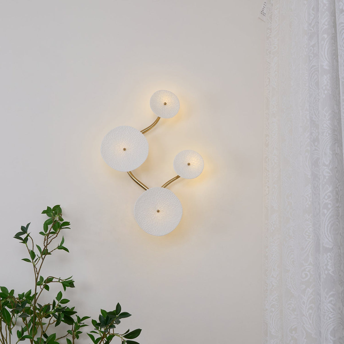 Aplique de pétalo esculpido dorado y blanco, lámpara LED Art Déco para pasillo, sala de estar, meditación, dormitorio, acento, 19.7 pulgadas, montaje en pared, iluminación interior | Thomler