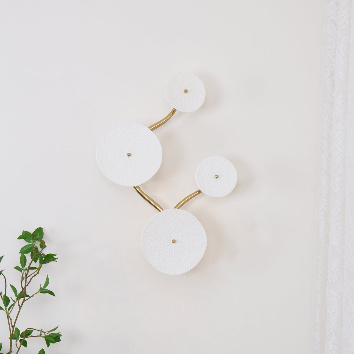 Aplique de pétalo esculpido dorado y blanco, lámpara LED Art Déco para pasillo, sala de estar, meditación, dormitorio, acento, 19.7 pulgadas, montaje en pared, iluminación interior | Thomler
