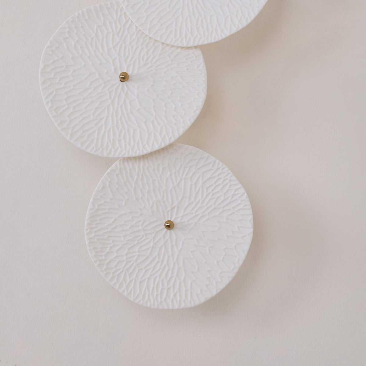Aplique de pétalo esculpido dorado y blanco, lámpara LED Art Déco para pasillo, sala de estar, meditación, dormitorio, acento, 19.7 pulgadas, montaje en pared, iluminación interior | Thomler