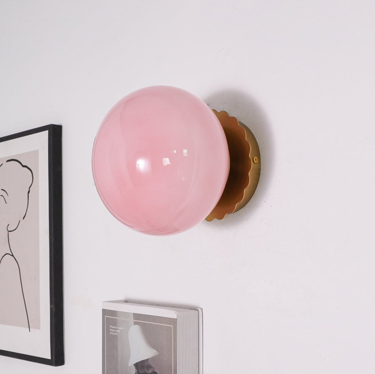 Aplique de cristal rosa ajustable con marco de metal para dormitorio, pasillo y sala de estar | Lámpara de techo y pared para interiores con base E26 E27 | Thomler