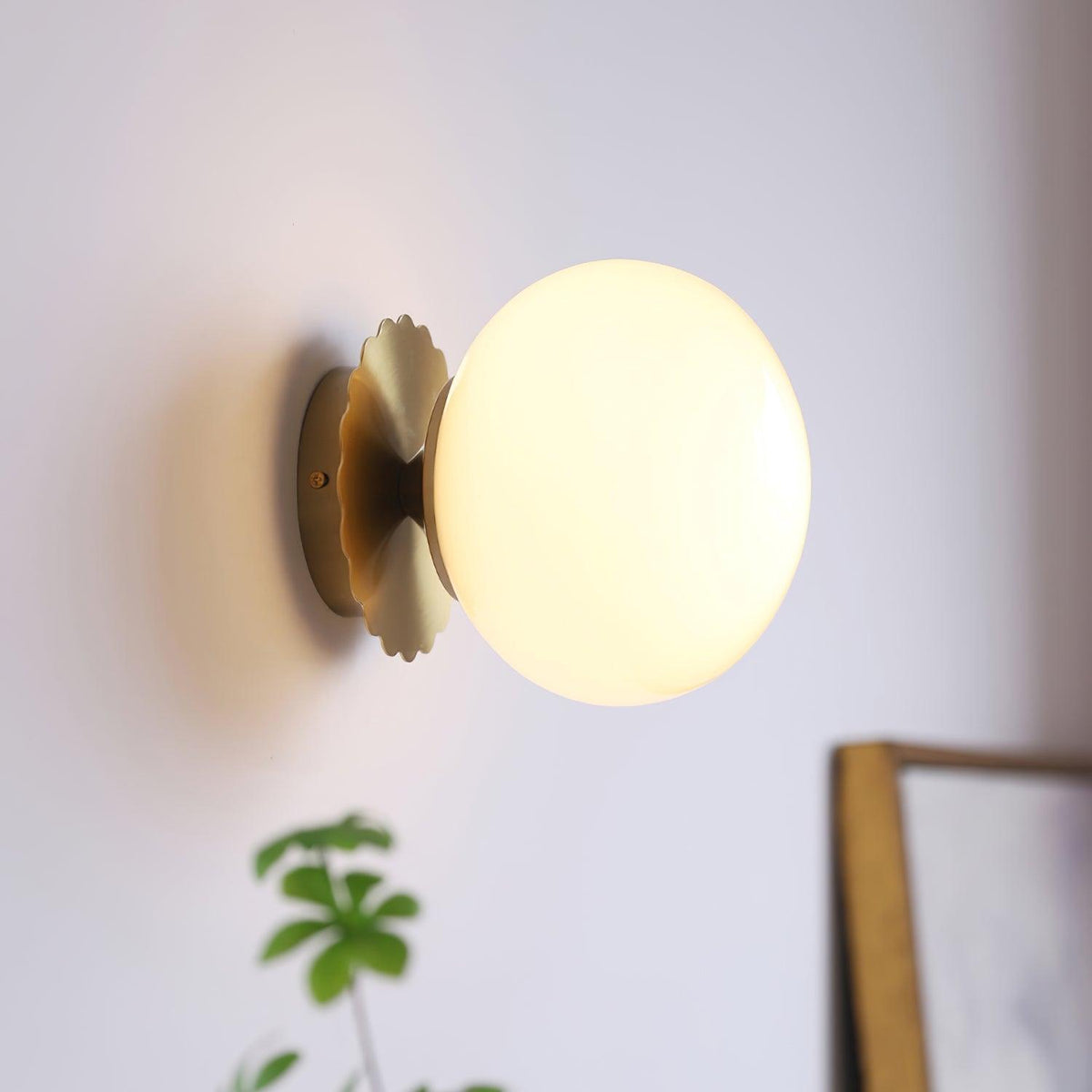 Aplique de cristal rosa ajustable con marco de metal para dormitorio, pasillo y sala de estar | Lámpara de techo y pared para interiores con base E26 E27 | Thomler