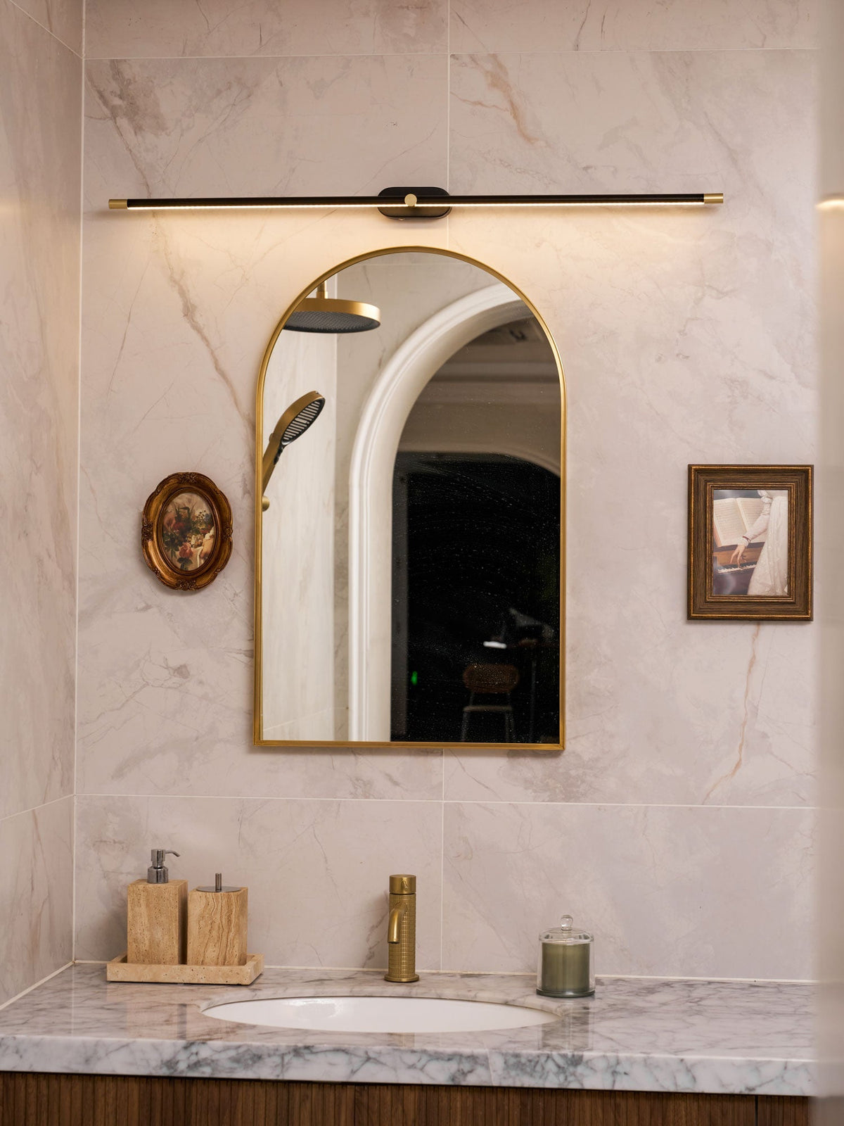 Lámpara de espejo de baño LED de 27 pulgadas, aplique de pared recargable y regulable, inalámbrico, color negro y dorado, accesorio de tocador con control táctil para baño de visitas