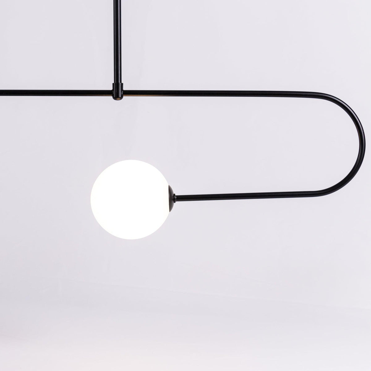 Lámpara de techo escultural con difusores de vidrio opalino, acabado en negro y latón, diseño de múltiples brazos para comedor, vestíbulo, lámpara de techo moderna