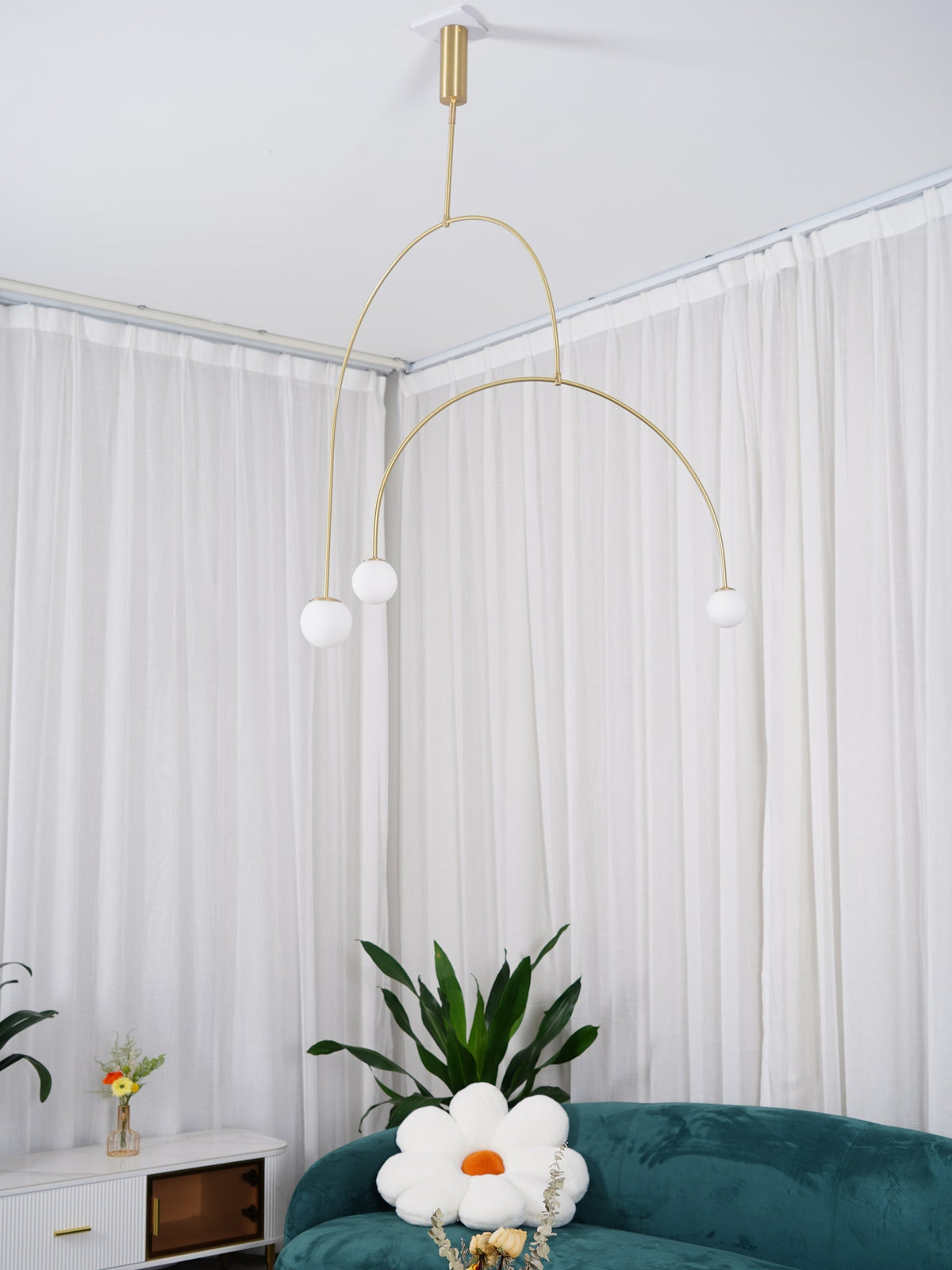 Lámpara de techo escultural con difusores de vidrio opalino, acabado en negro y latón, diseño de múltiples brazos para comedor, vestíbulo, lámpara de techo moderna