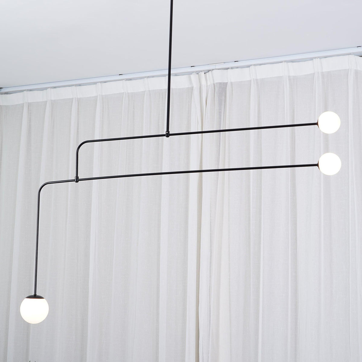 Lámpara de techo escultural con difusores de vidrio opalino, acabado en negro y latón, diseño de múltiples brazos para comedor, vestíbulo, lámpara de techo moderna