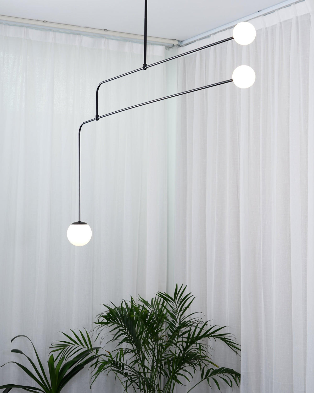 Lámpara de techo escultural con difusores de vidrio opalino, acabado en negro y latón, diseño de múltiples brazos para comedor, vestíbulo, lámpara de techo moderna