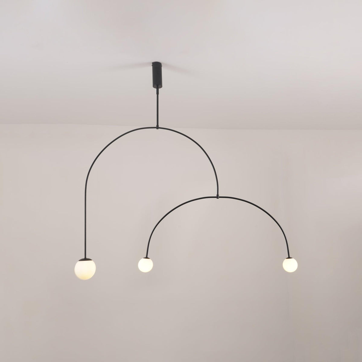 Lámpara de techo escultural con difusores de vidrio opalino, acabado en negro y latón, diseño de múltiples brazos para comedor, vestíbulo, lámpara de techo moderna