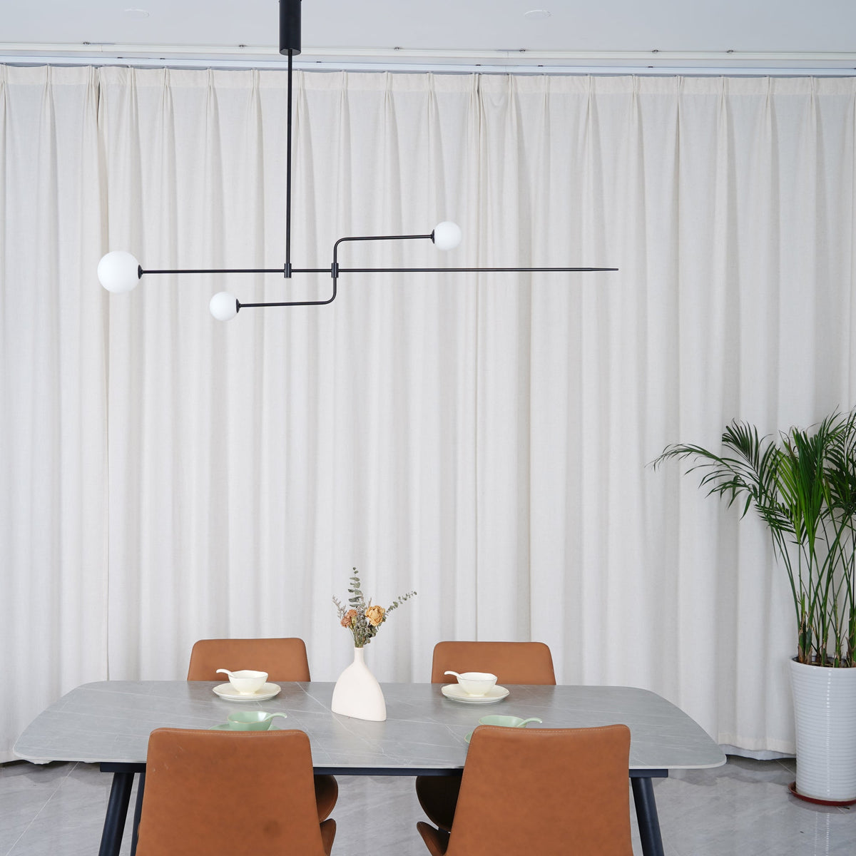 Lámpara de techo escultural con difusores de vidrio opalino, acabado en negro y latón, diseño de múltiples brazos para comedor, vestíbulo, lámpara de techo moderna