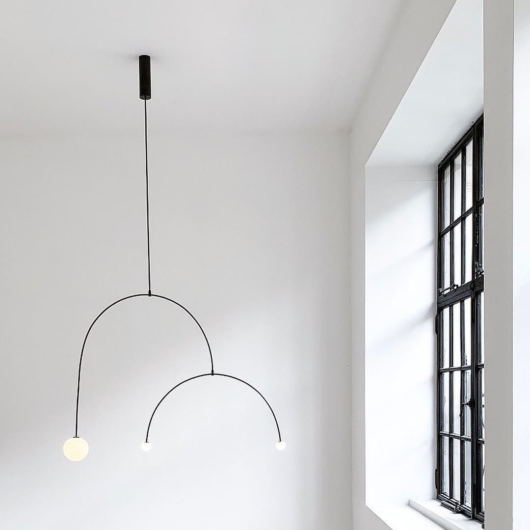 Lámpara de techo escultural con difusores de vidrio opalino, acabado en negro y latón, diseño de múltiples brazos para comedor, vestíbulo, lámpara de techo moderna