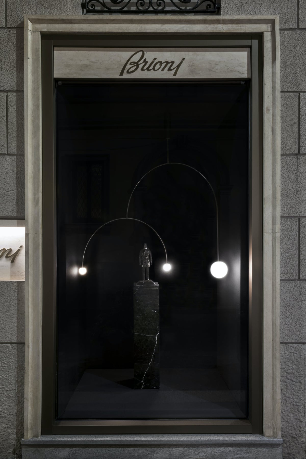 Lámpara de techo escultural con difusores de vidrio opalino, acabado en negro y latón, diseño de múltiples brazos para comedor, vestíbulo, lámpara de techo moderna