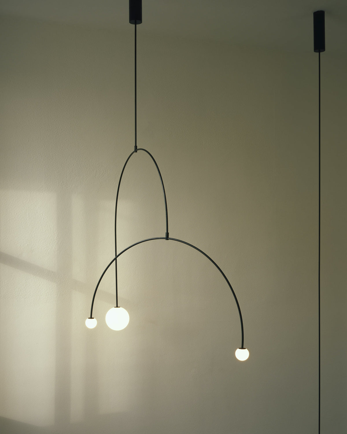 Lámpara de techo escultural con difusores de vidrio opalino, acabado en negro y latón, diseño de múltiples brazos para comedor, vestíbulo, lámpara de techo moderna