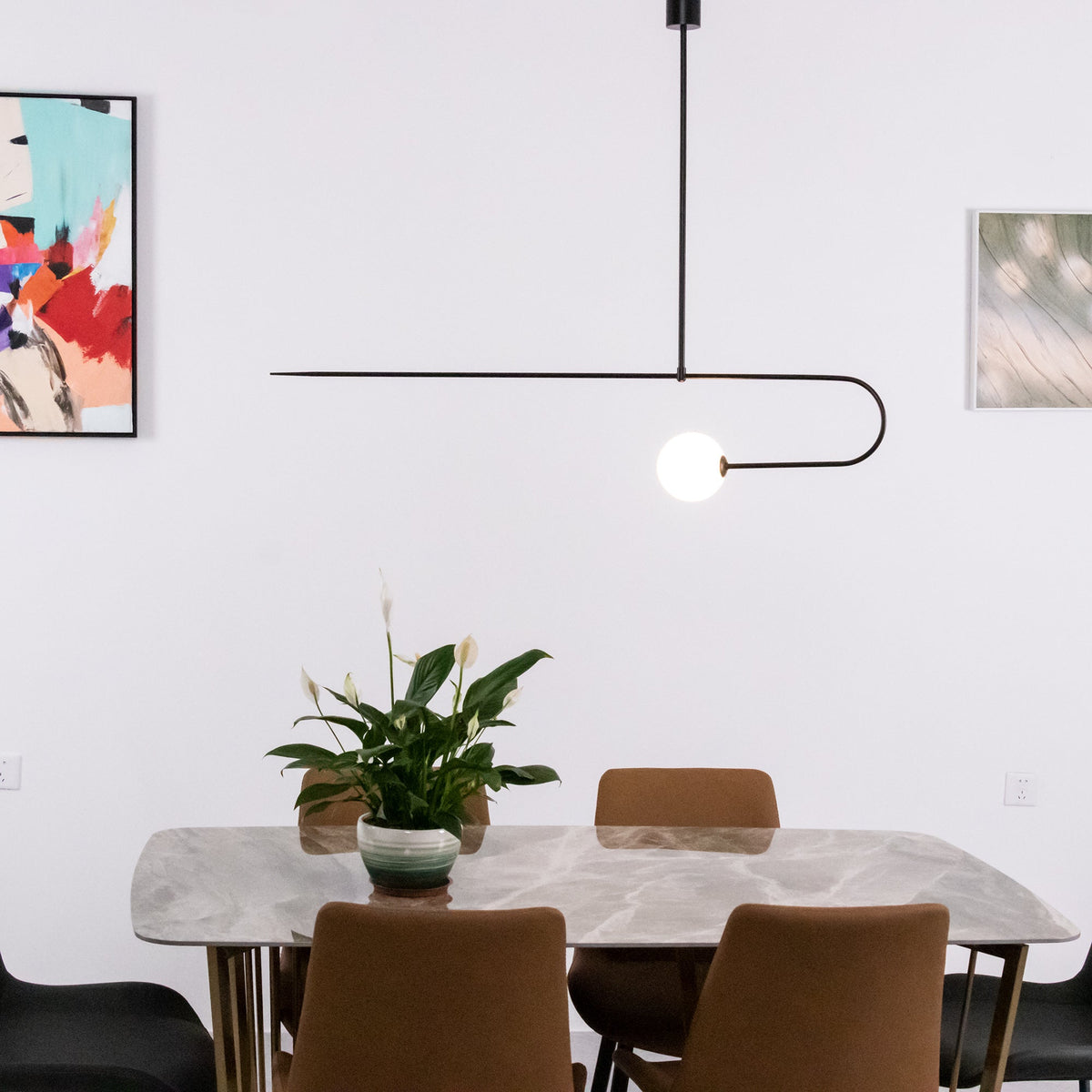 Lámpara de techo escultural con difusores de vidrio opalino, acabado en negro y latón, diseño de múltiples brazos para comedor, vestíbulo, lámpara de techo moderna