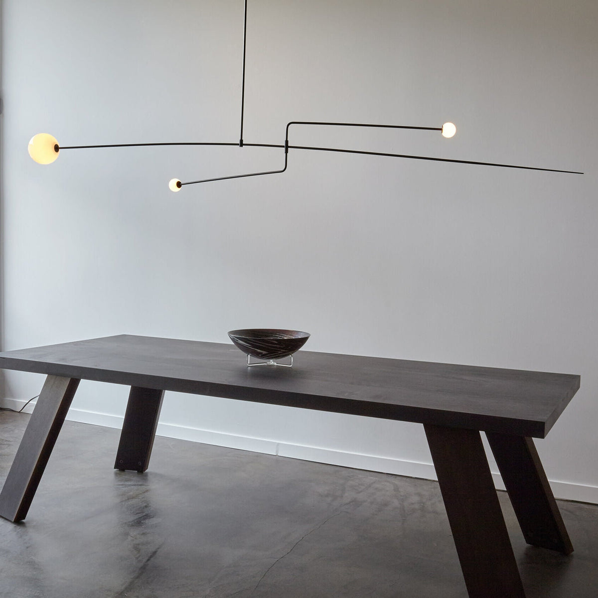 Lámpara de techo escultural con difusores de vidrio opalino, acabado en negro y latón, diseño de múltiples brazos para comedor, vestíbulo, lámpara de techo moderna